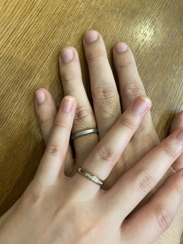 指輪に6つのダイヤを入れてもらいました。