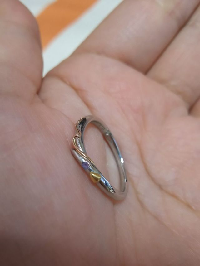 結婚指輪です。ドナルドの足型がはいっています。