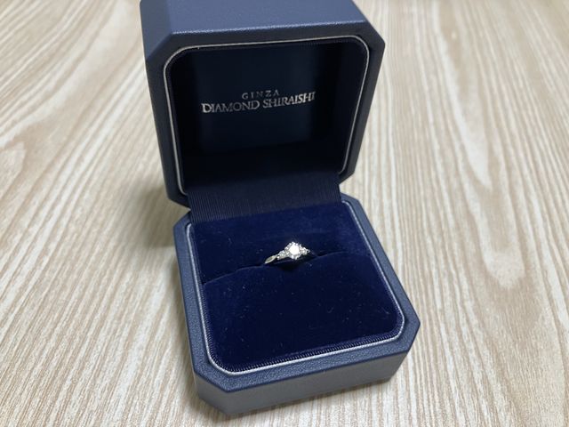 ブーケをモチーフにしてる指輪とのことで、すごく綺麗です。