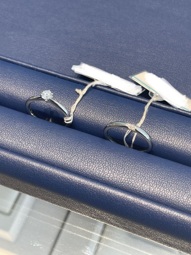 左の指輪が婚約指輪、右の指輪が結婚指輪です。