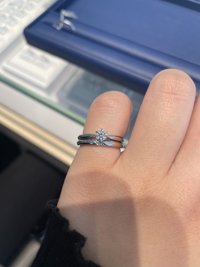 小指ですみません。セットリングなので重ねてつけました。