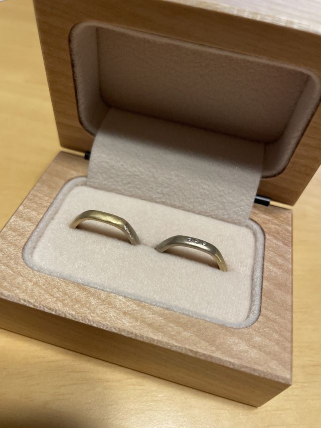 フルオーダーの結婚指輪。お互いの似合う色をベースに制作。