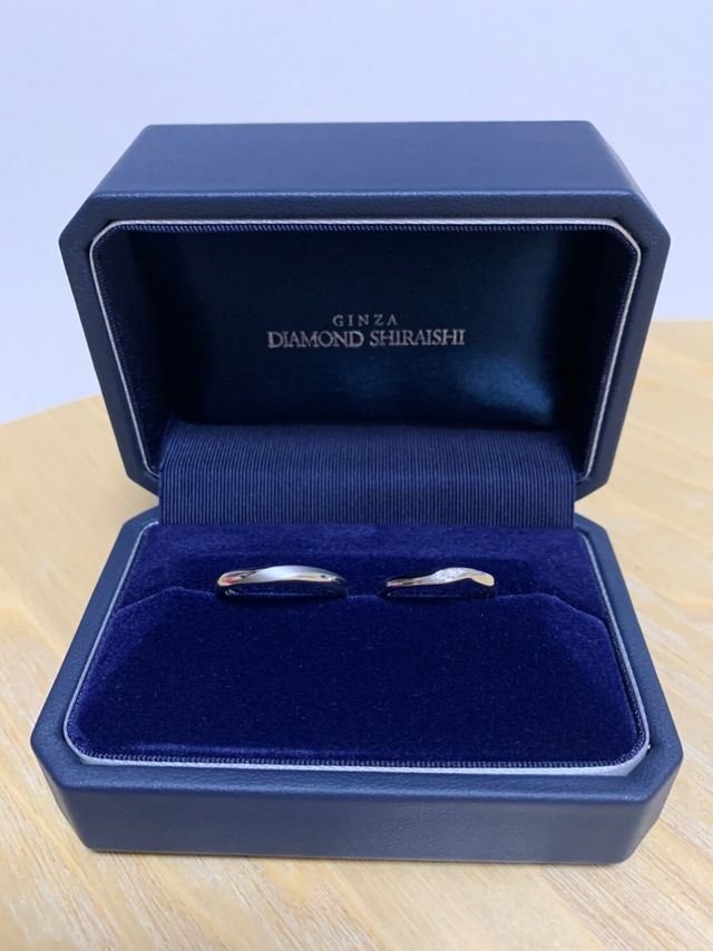 ネイビーの箱が素敵です。