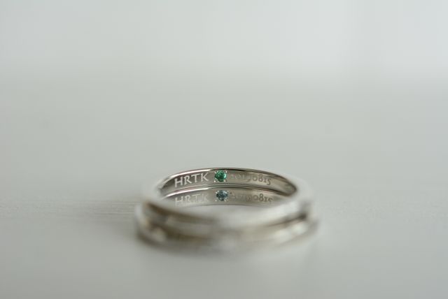 お互いの誕生石とイニシャル、付き合った日を彫りました！