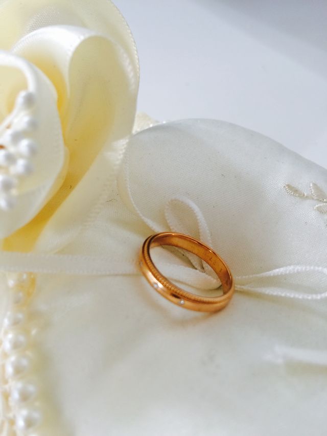 I PRIMOでピンクベージュ、ダイヤが3つ付いています。