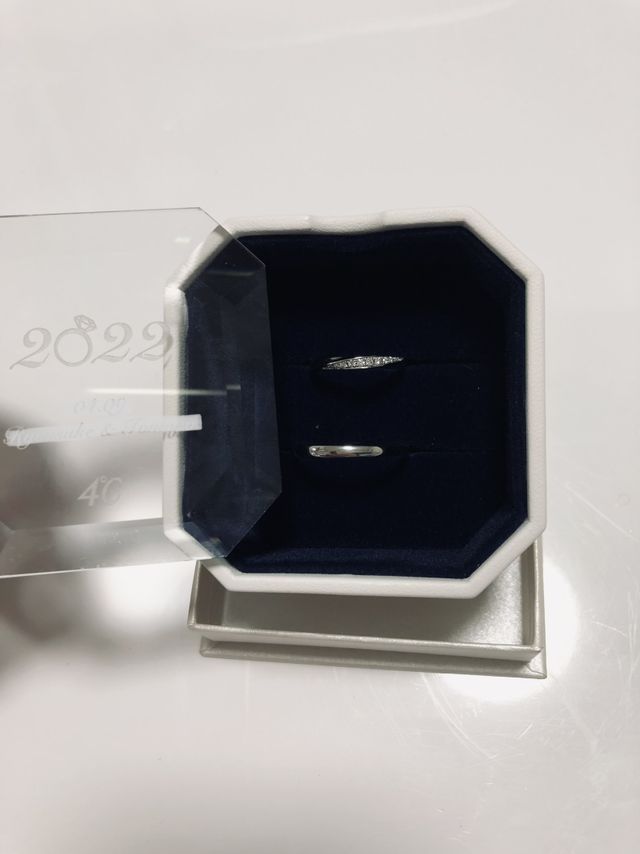 ジュエリーボックスのガラスのフタに名前と日付を刻印しました。