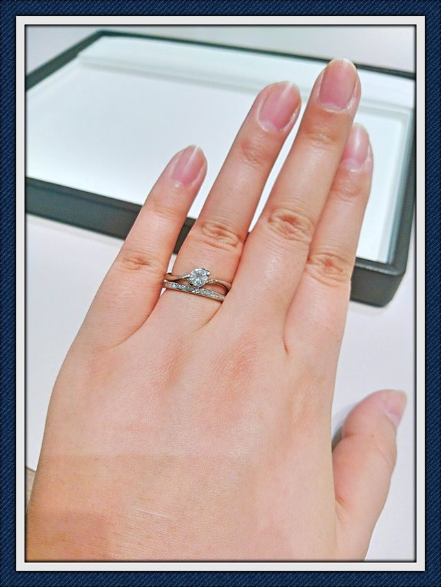 お店で試着した際の写真(婚約指輪は別ブランドです)