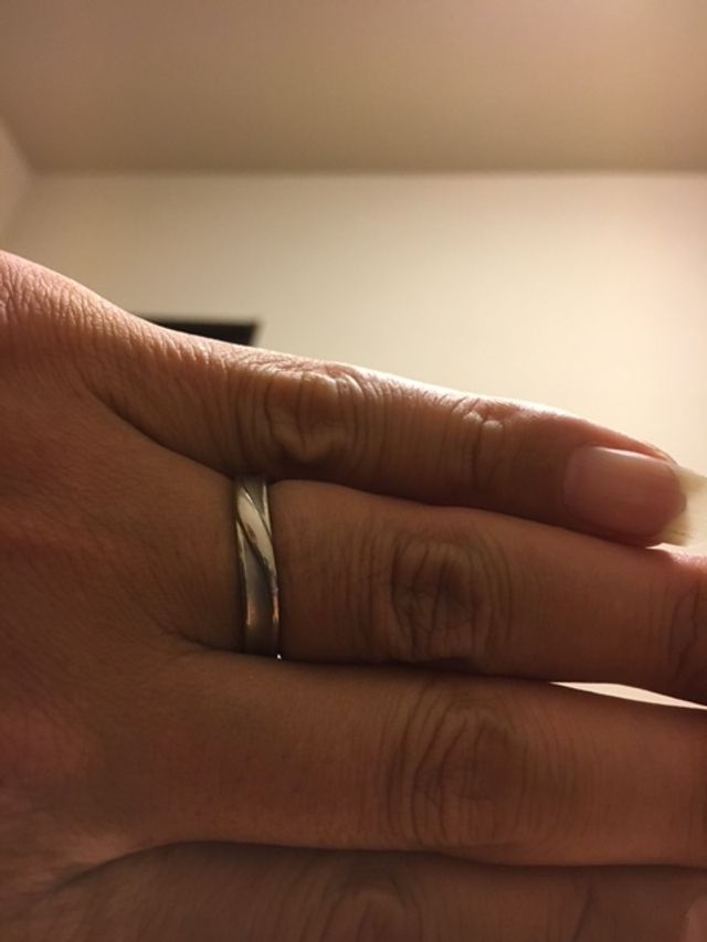 シンプルだけどちょっとした曲線がお気に入りの指輪