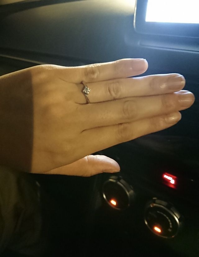 大きなダイヤとカーブのかかったリングが印象的な指輪。