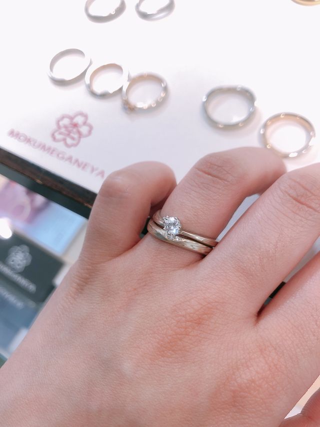 婚約指輪と結婚指輪を重ねたところです