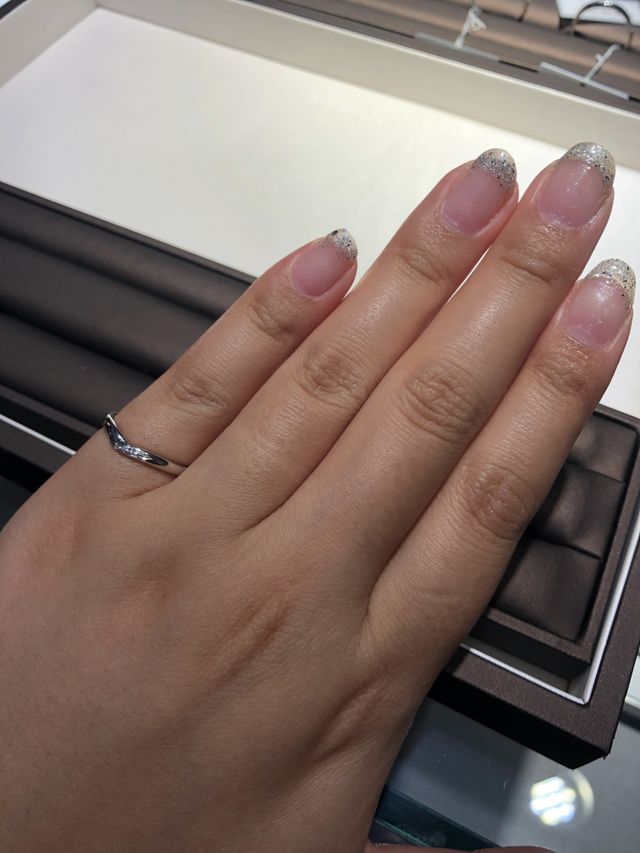試着のため小指に着用しています