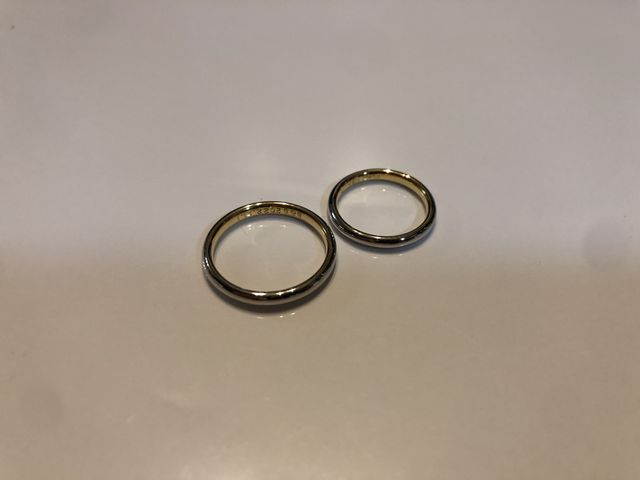外側プラチナで内側金のデザインです。
