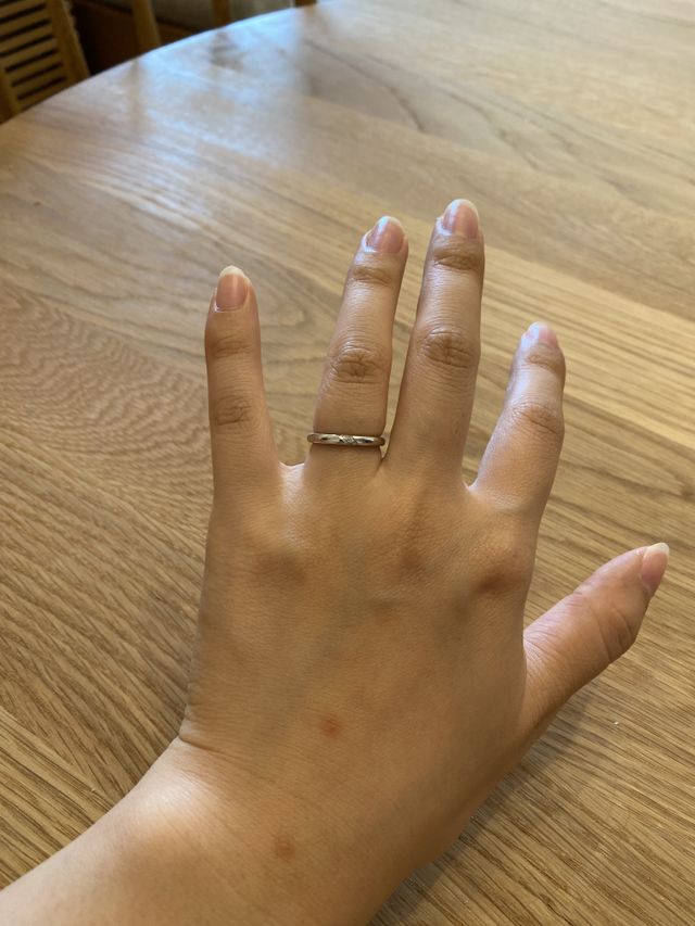 斜めのラインにダイヤが入っていてダイヤが入っています。