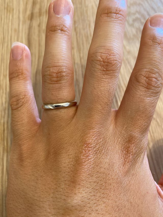 中心に斜めつや消しラインが入っています。