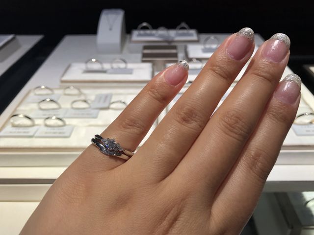 婚約指輪は私物、結婚指輪試着のため小指です