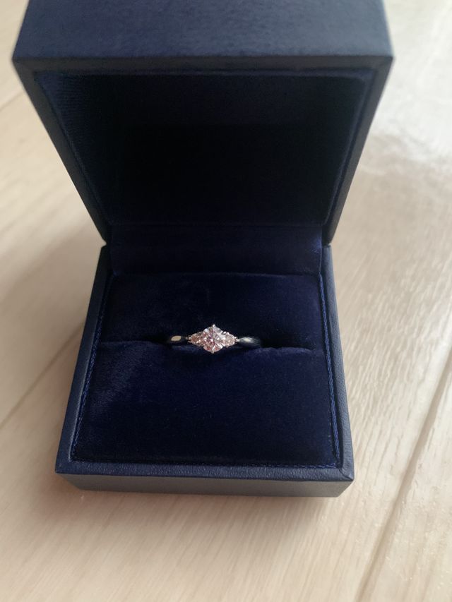 真ん中のダイヤモンドの横に二つさらにダイヤモンドをつけた。