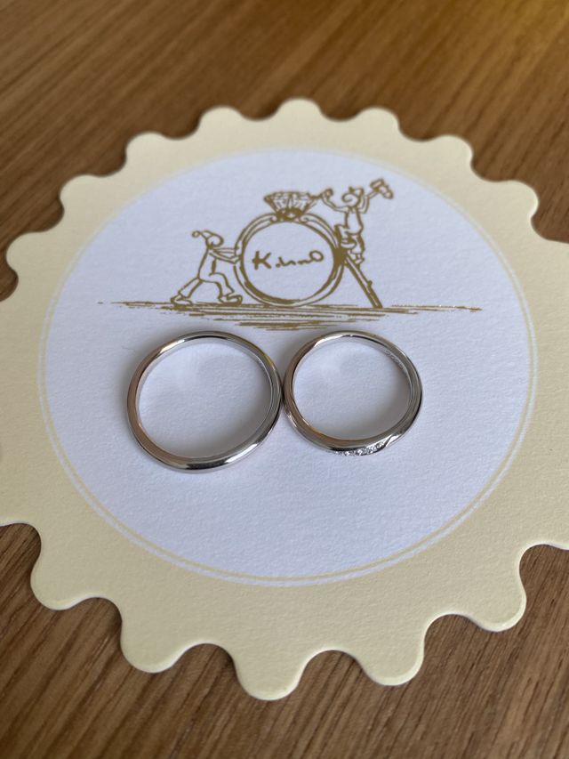 プラチナとピンクゴールドで、入籍日とイニシャルの刻印あり！