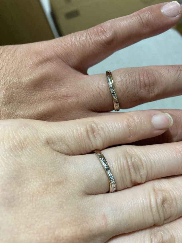 細身でコンビの指輪です。
ミンサー柄が入っています。