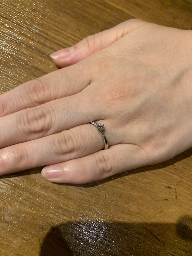 ダイヤの大きさや側面のデザインまで気に入って購入しました。