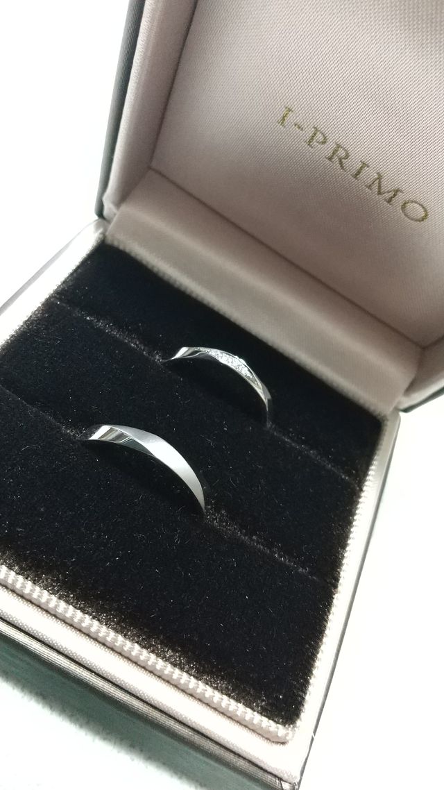 手前が男性用で、一面マット加工されています。