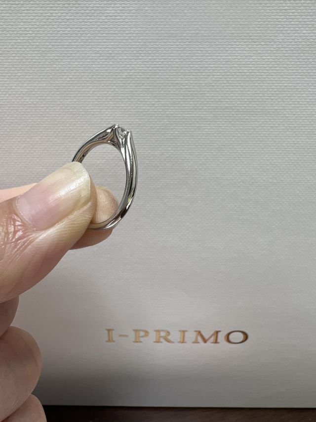 真上からだけでなく横からでもダイヤ全体が見えるのもお気に入り