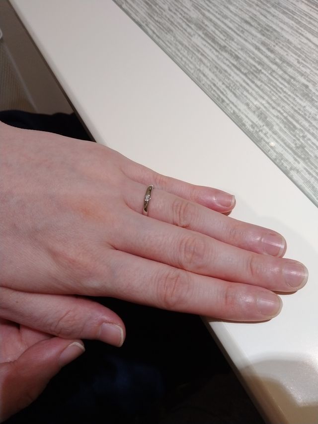 心地よい着け心地のシンプルリング。1粒ダイヤの輝きが素敵です