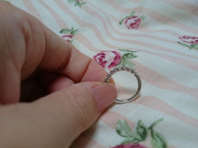 爪で留めてあるので輝きます