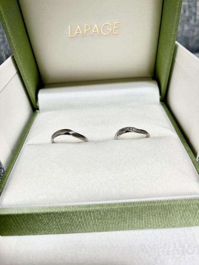 左側の夫の指輪はウェーブの部分がつや消し加工をしてあります