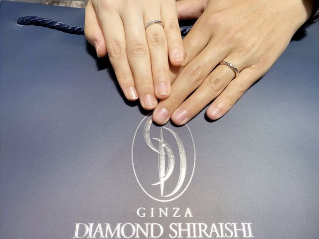 光に当たるとキラキラと輝きます