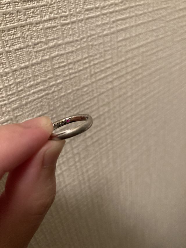 リング内側に誕生石が入ってます。