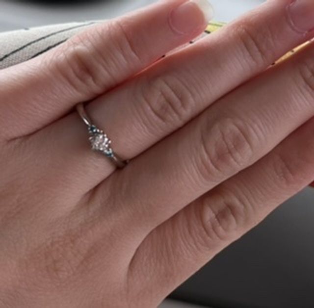 カラーダイヤを両側に付けていただきました。