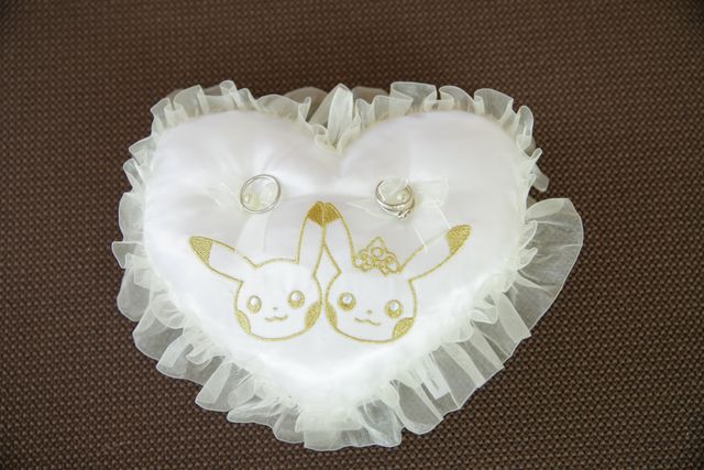 挙式で使ったリングピローとともに