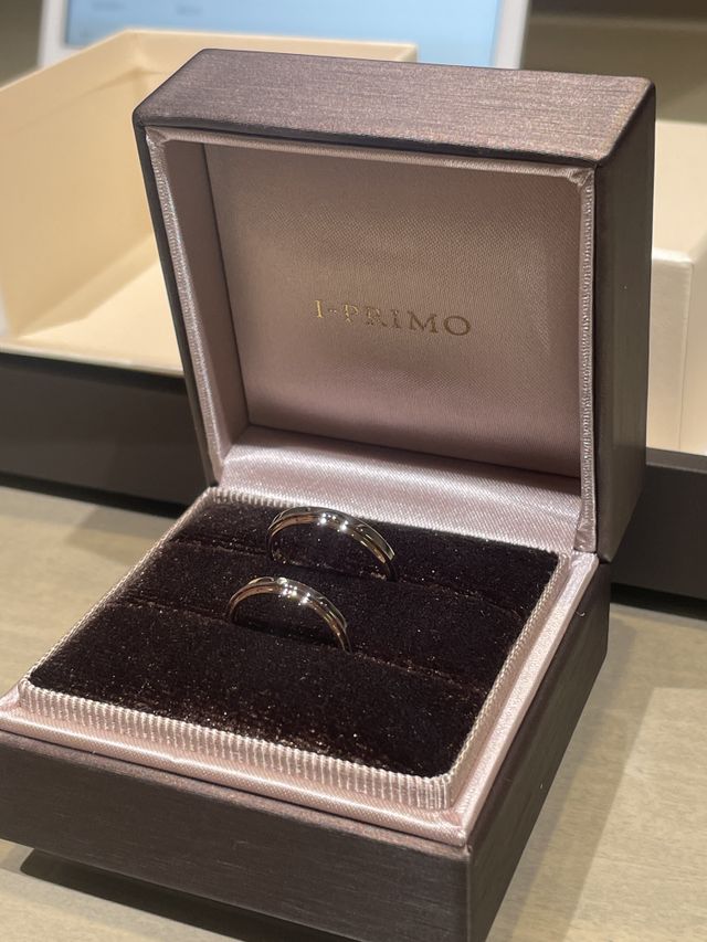 シンプルなデザイン、ピンクゴールドがアクセントになってます。