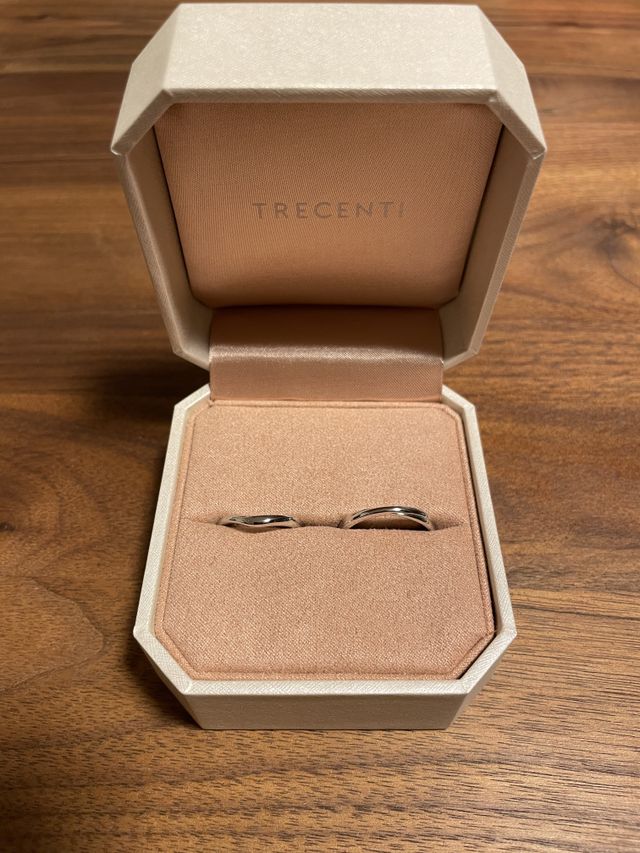 それぞれ違うデザインの結婚指輪です。