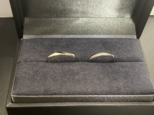 結婚指輪です。妻用のダイヤのデザインがお気に入りです。
