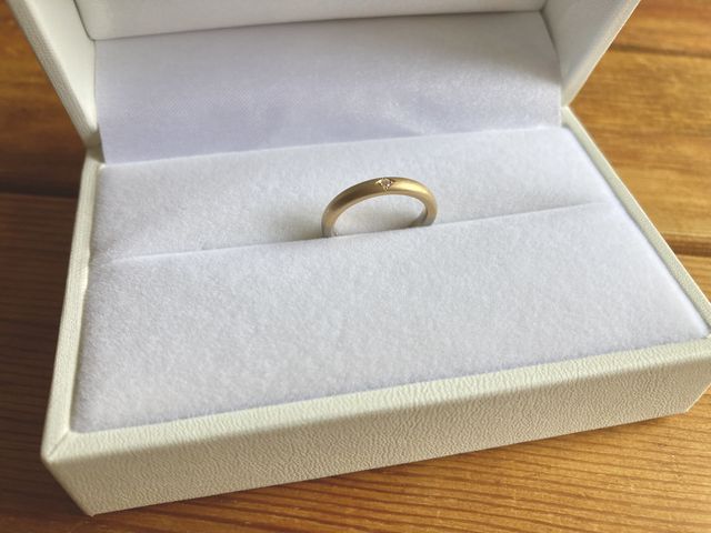 イエローゴールドとプラチナ半々。ダイヤ1粒入っています。