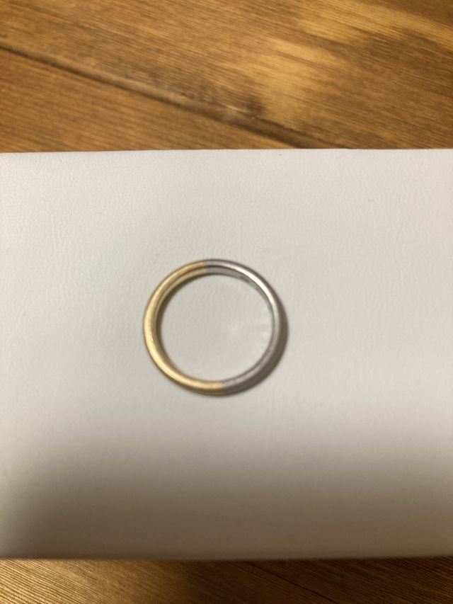 イエローゴールドとプラチナです。ホーニング加工がされています