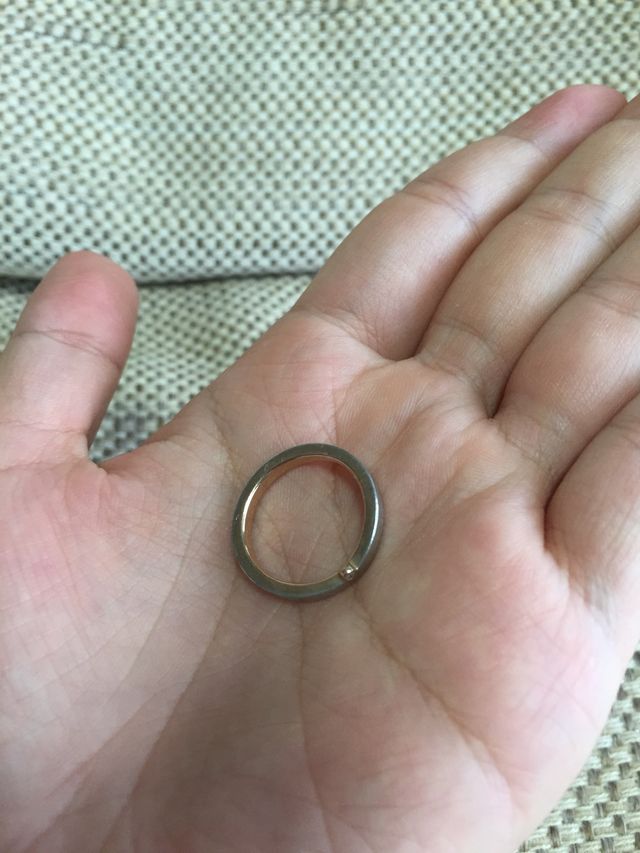 側面がプラチナ、内側がピンクゴールドです