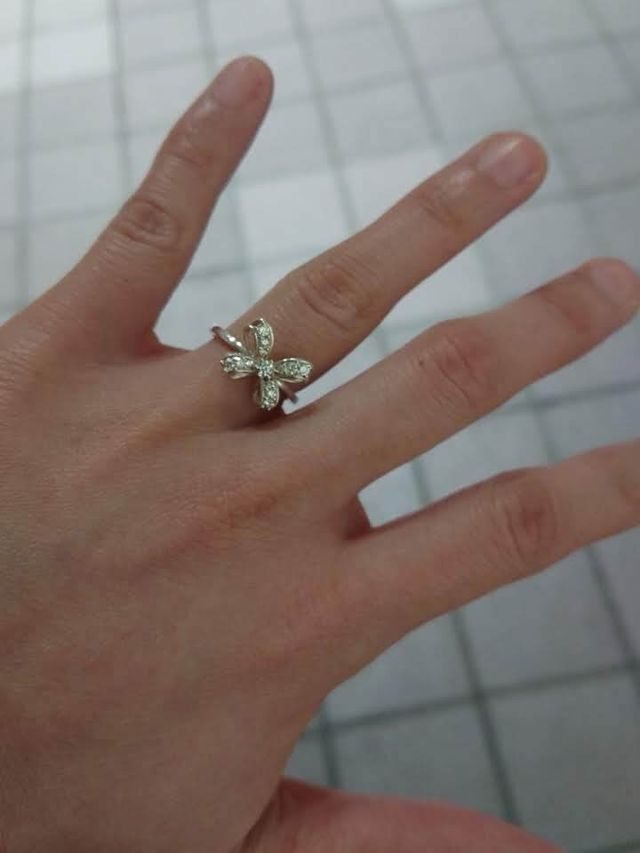 リボンですが、可愛過ぎず指に馴染みます。