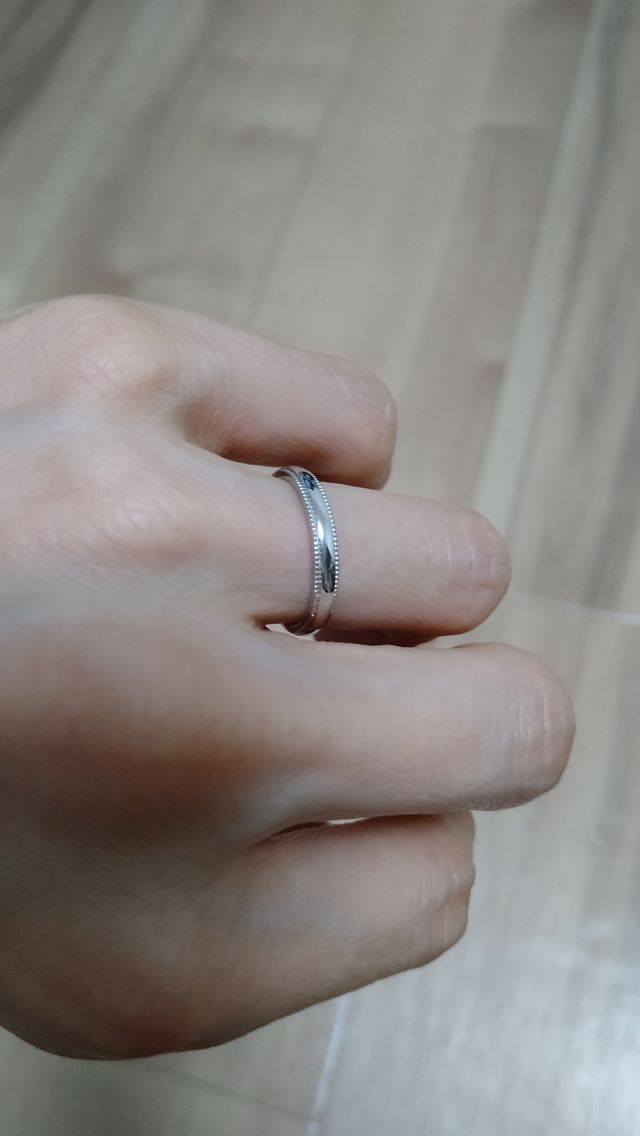 ミル打ちを施したシンプルなデザイン