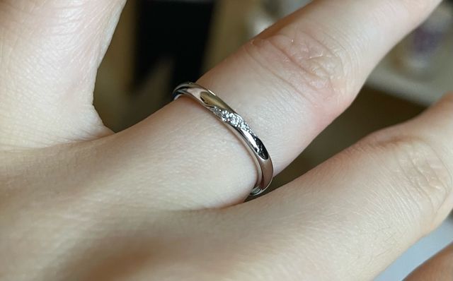 指輪の外側にもダイヤが埋め込まれているものです。