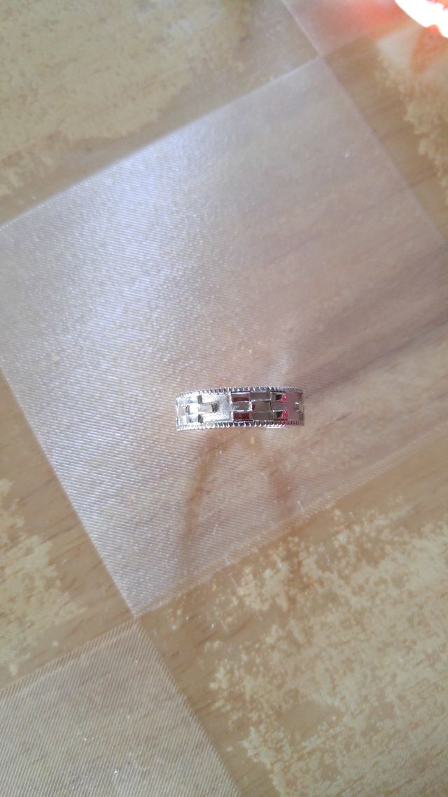 沖縄の伝統工芸品ミンサー織デザインの指輪です。