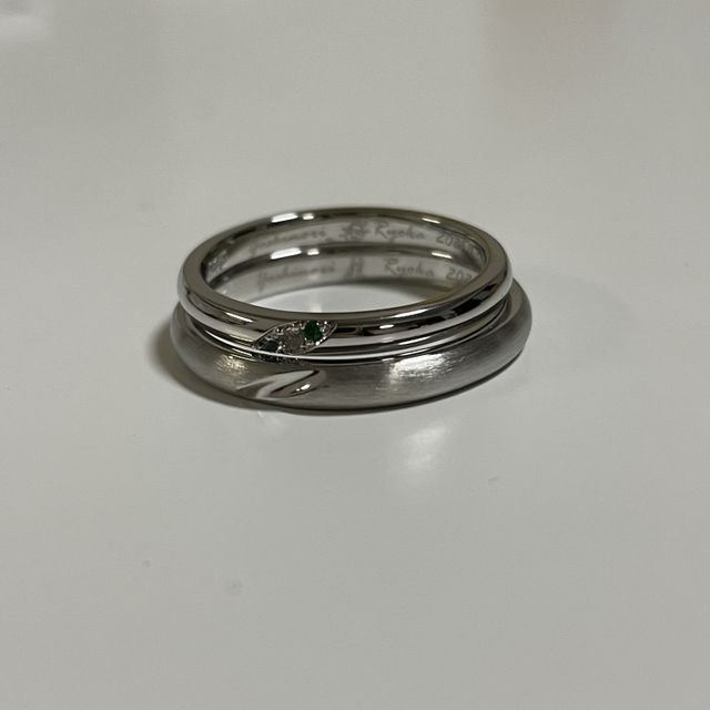 同じ形に彫って、私の方に夫婦2人、息子、お腹の子の誕生石を。