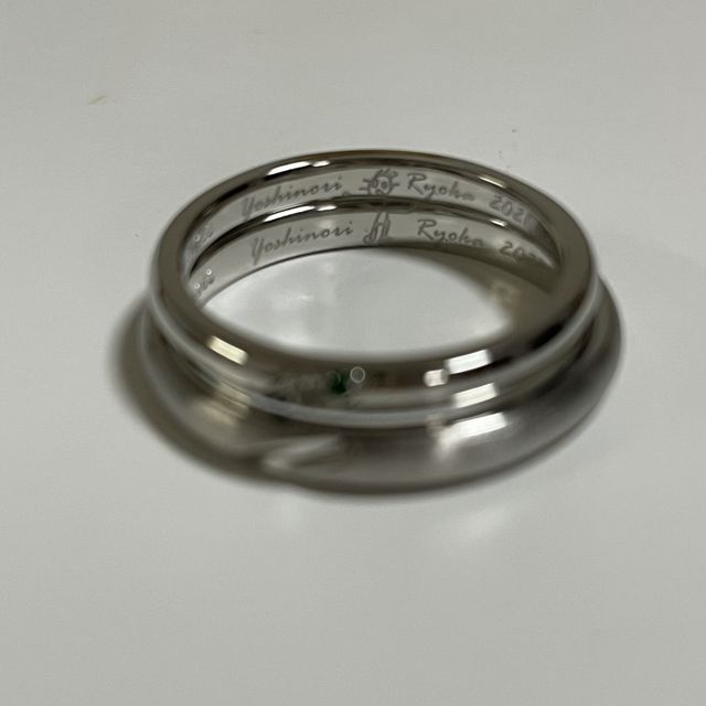 2人の名前、結婚記念日、5歳の息子手描きの絵を入れました。