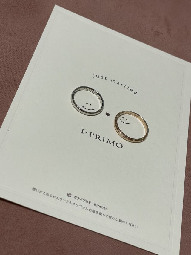 台紙の上の結婚指輪です。