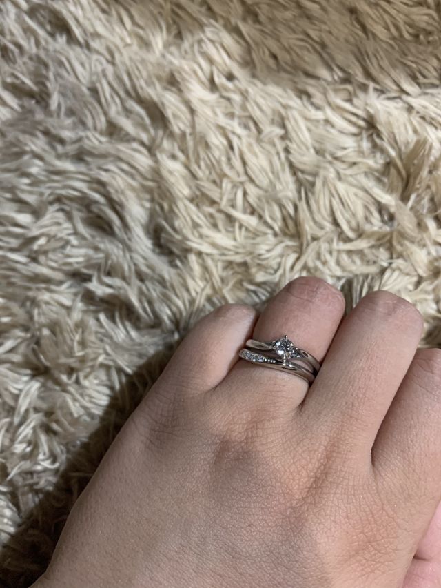 婚約指輪と一緒につけた状態