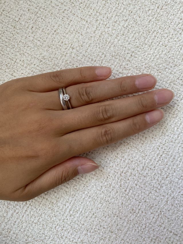 単体でももちろん、結婚指輪と一緒に着けても素敵です。