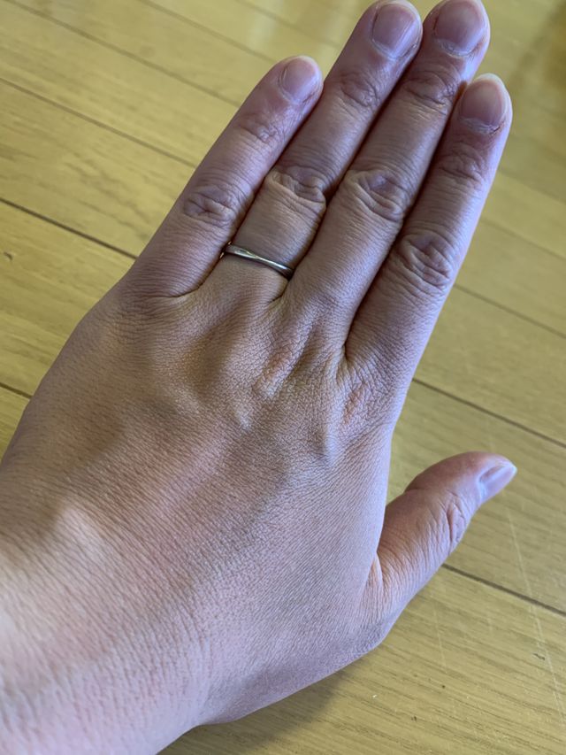 指が太いためシャープなデザインのこちらを選びました♬
