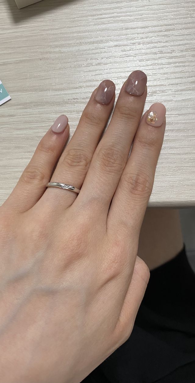 結婚指輪（女性）着用写真です。斜めにダイヤを入れました。