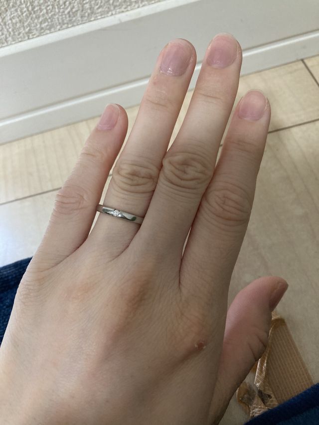2.5ミリの女性にしては少し太めの指輪を選びました。